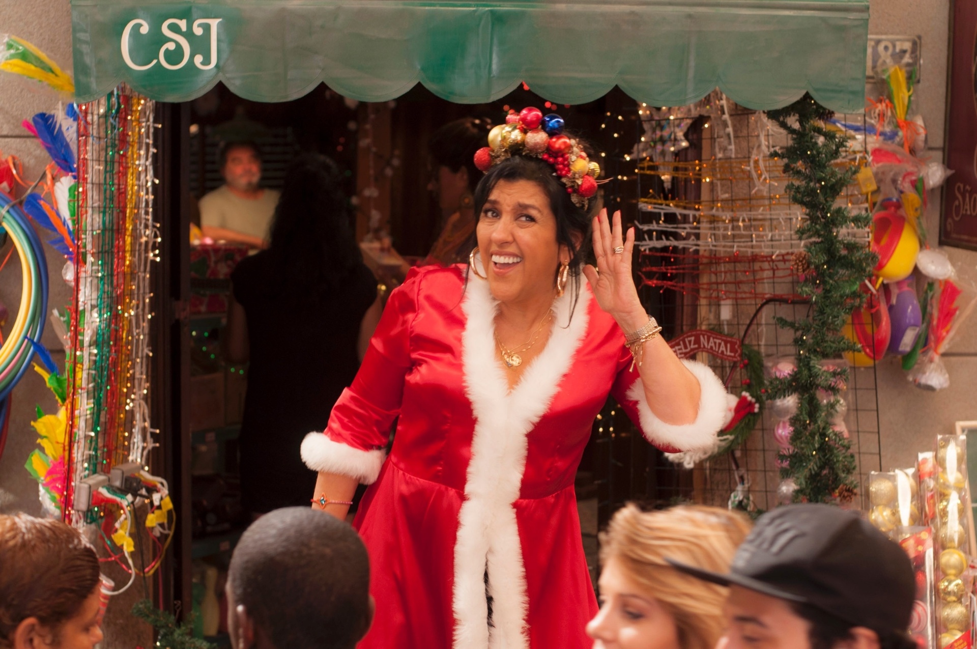 12.dez.2013 - Regina Casé grava cenas do filme "Made in China" em locação que imita o centro comercial Saara, no Rio de Janeiro - Vantoen Pereira Jr./Divulgação