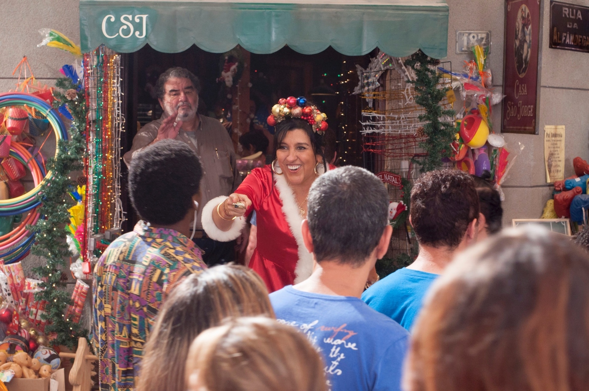 12.dez.2013 - Regina Casé grava cenas do filme "Made in China" em locação que imita o centro comercial Saara, no Rio de Janeiro - Vantoen Pereira Jr./Divulgação