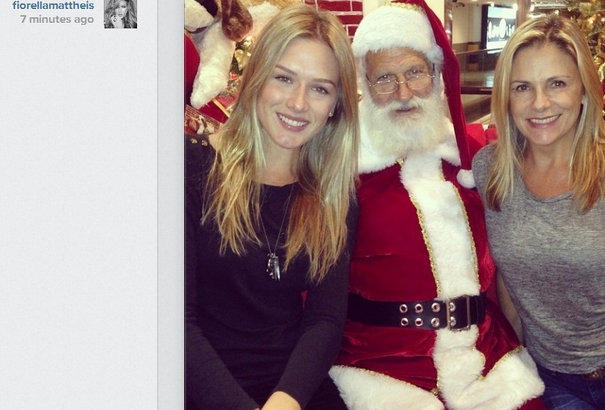 13.dez.2013- Fiorella Mattheis tieta Papai Noel: "Voltando a ser criança"