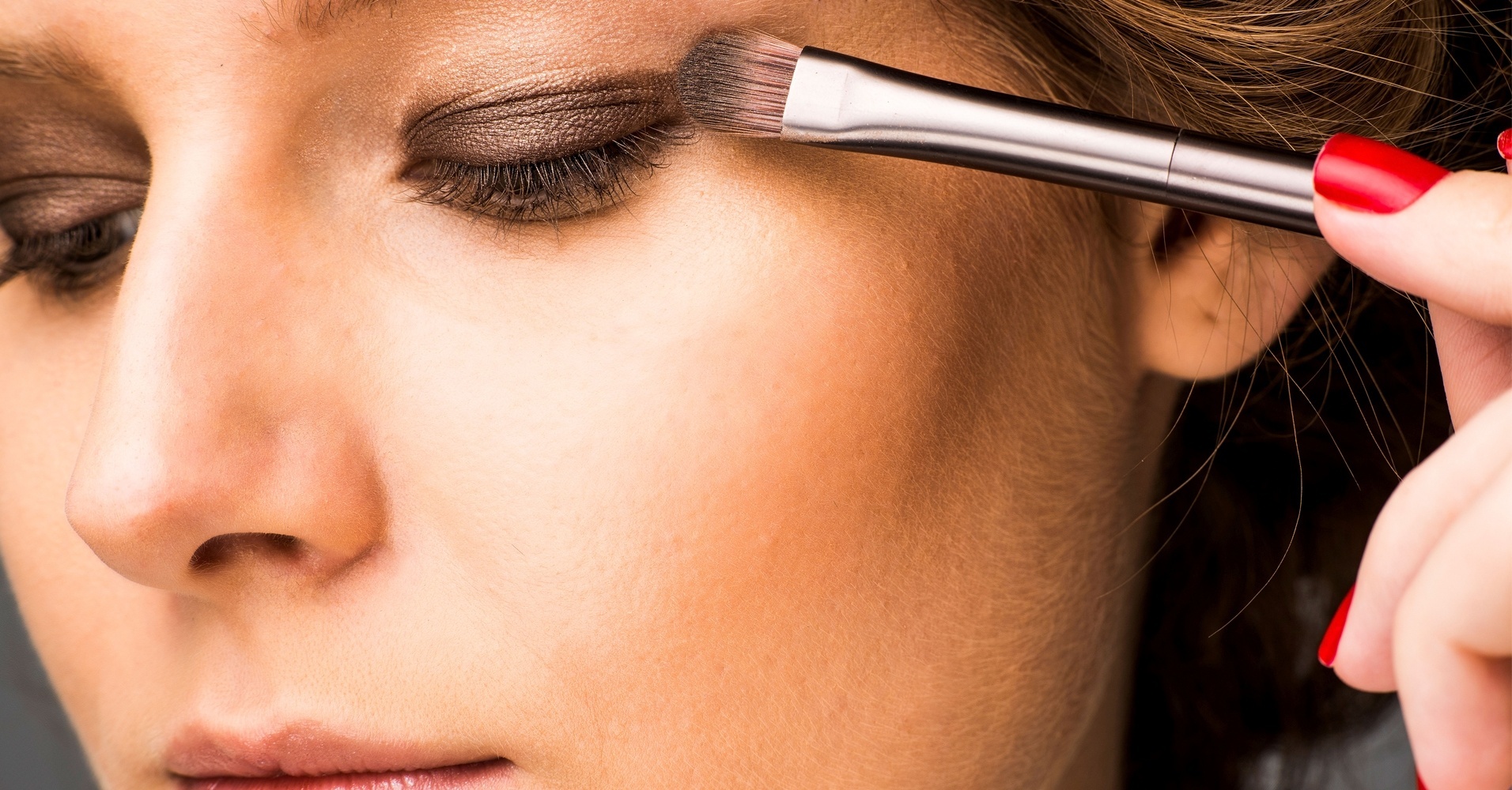 Look de Natal - sombra marrom e iluminador - Christian Parente/UOL