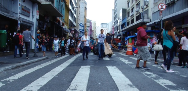 Vendedor de hot dog na rua 25 de Março só existe na ficção