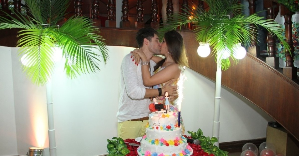 13.dez.2013 - Além do aniversário de 25 anos do ex-BBB, Andressa e Nasser comemoram 11 meses de namoros