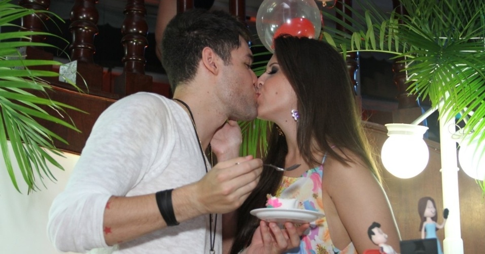 13.dez.2013 - Andressa e Nasser se beijam na festa que ganhou de fãs