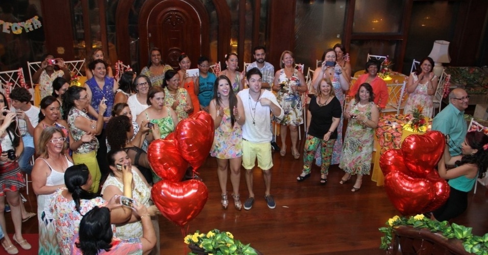 13.dez.2013 - Cerca de 100 pessoas, entre amigos e familiares, prestigiam a festa que os fãs organizaram para os ex-BBBs Nasser Rodrigues e Andressa Ganacin