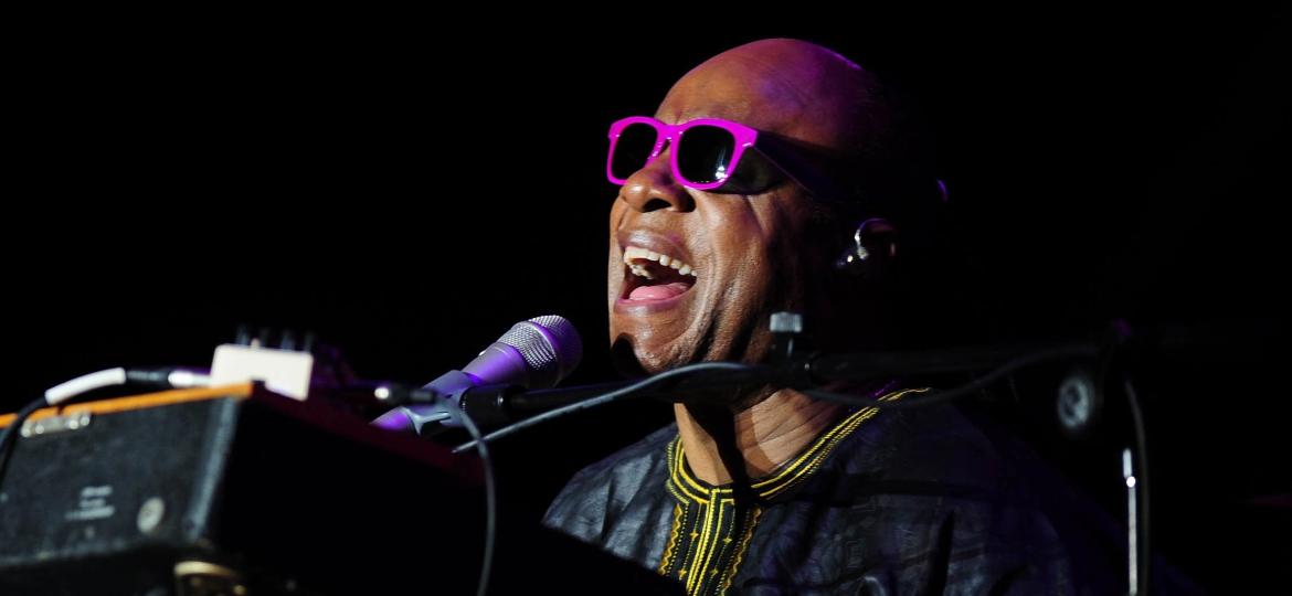 14.dez.2013 - O cantor e pianista americano Stevie Wonder se apresenta no Circuito Banco do Brasil, no Campo de Marte, em São Paulo - Junior Lago/UOL