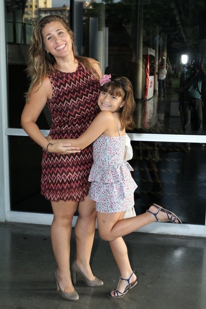 15.dez.2013 - A ex-paquita Andréia Sorvetão leva a filha caçula, Maria Eduarda, para assistir ao show do grupo Palavra Cantada, no Rio