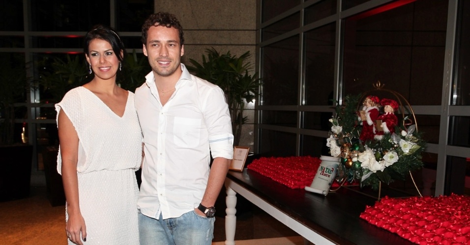 16.dez.2013 - Rodrigo Andrade e a namorada, Joyce de Paulo, prestigiaram o Natal do Bem,  evento beneficente realizado em São Paulo