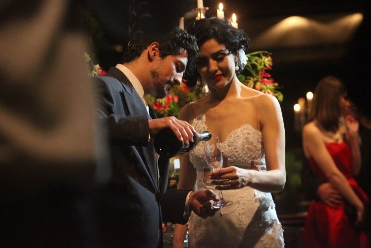 16.dez.2013 - Letícia Sabatella e Fernando Alves se casam em cerimônia em São Paulo