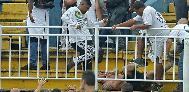 Briga entre torcidas organizadas de Atlético-PR e Vasco custou patrocínio ao time carioca - Heuler Andrey/AGIF 