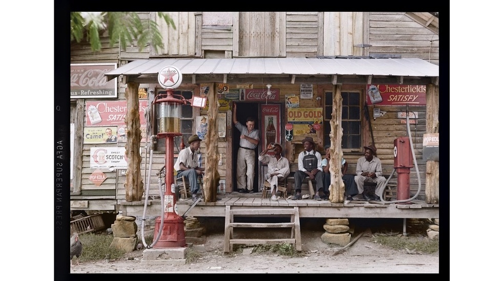 Para colorir as imagens, eles 'pintam' uma foto com ferramentas digitais, técnica bem mais avançadas do que a tradicional pintura à mão. Lloyd disse que é preciso sobrepor camadas diferentes para dar realismo à foto colorida - Foto preto e branco de 1939 por Dorothea Lange, cortesia da Biblioteca do Congresso dos EUA / Foto colorida: Jordan J. Lloyd / Dynamichrome