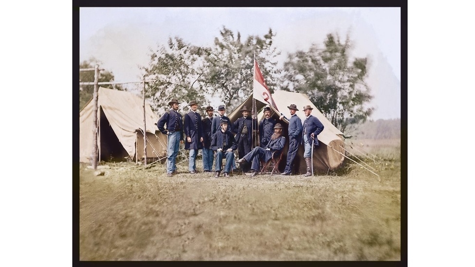 Para garantir que utiliza as cores corretas, Lloyd passa dias consultando especialistas e investigando arquivos - Foto preto e branco de 1862 por Mathew Brady, cortesia dos Arquivos Nacionais dos EUA / Foto colorida: Jordan J. Lloyd / Dynamichrome