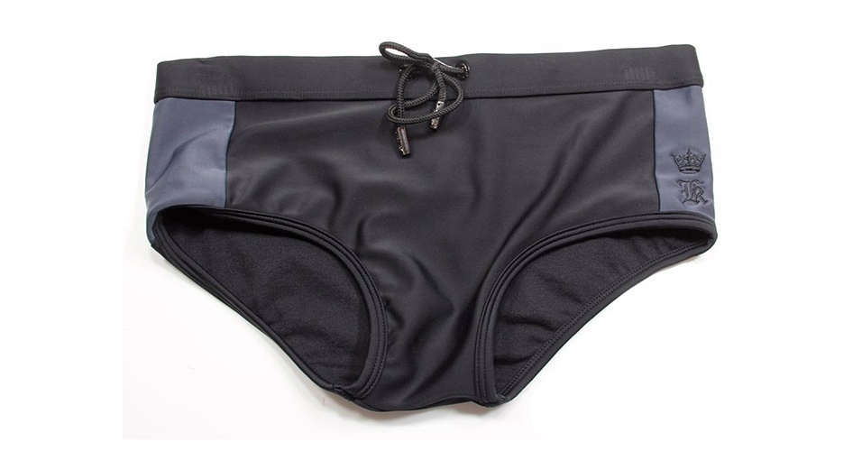 Sunga com detalhe na lateral; R$ 189, na Sergio K. (Tel.: 11 3083-1789). Preço pesquisado em dezembro de 2013 e sujeito a alteração - Divulgação