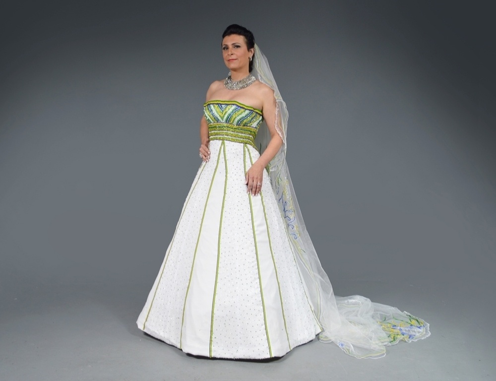 Vestido de noiva confeccionado pelo estilista Edson Eddel é inspirado na Copa do Mundo de 2014, que será realizada no Brasil. No entanto, também é possível encontrar trajes do tema mais discretos nesta coleção, apenas com detalhes em pedraria nas cores da bandeira do Brasil - Giovanne Casareggio/Divulgação