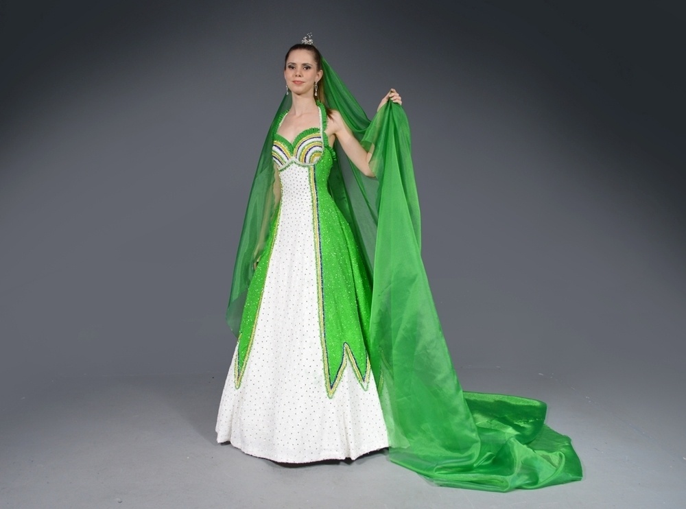 Vestido de noiva confeccionado pelo estilista Edson Eddel é inspirado na Copa do Mundo de 2014, que será realizada no Brasil. As peças custam, em média, R$ 18 mil - Giovanne Casareggio/Divulgação