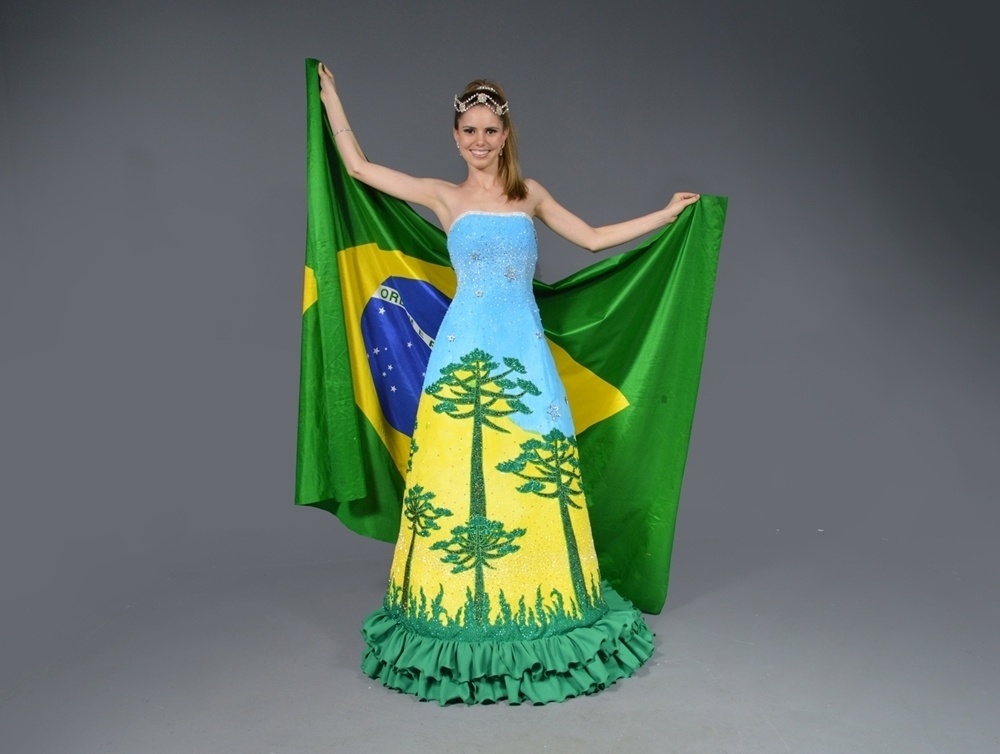 Vestido de noiva confeccionado pelo estilista Edson Eddel é inspirado na Copa do Mundo de 2014, que será realizada no Brasil. Na foto acima, modelo veste traje matrimonial em verde amarelo com estampas de araucária - Giovanne Casareggio/Divulgação