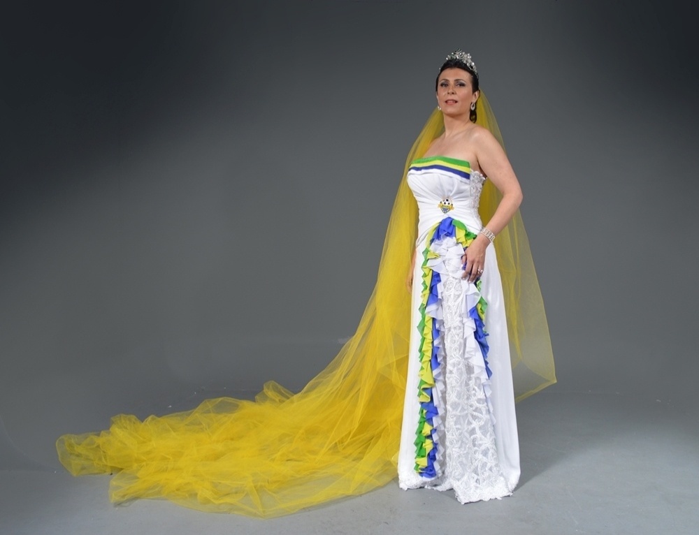 Vestido de noiva confeccionado pelo estilista Edson Eddel é inspirado na Copa do Mundo de 2014, que será realizada no Brasil. As peças custam, em média, R$ 18 mil - Giovanne Casareggio/Divulgação