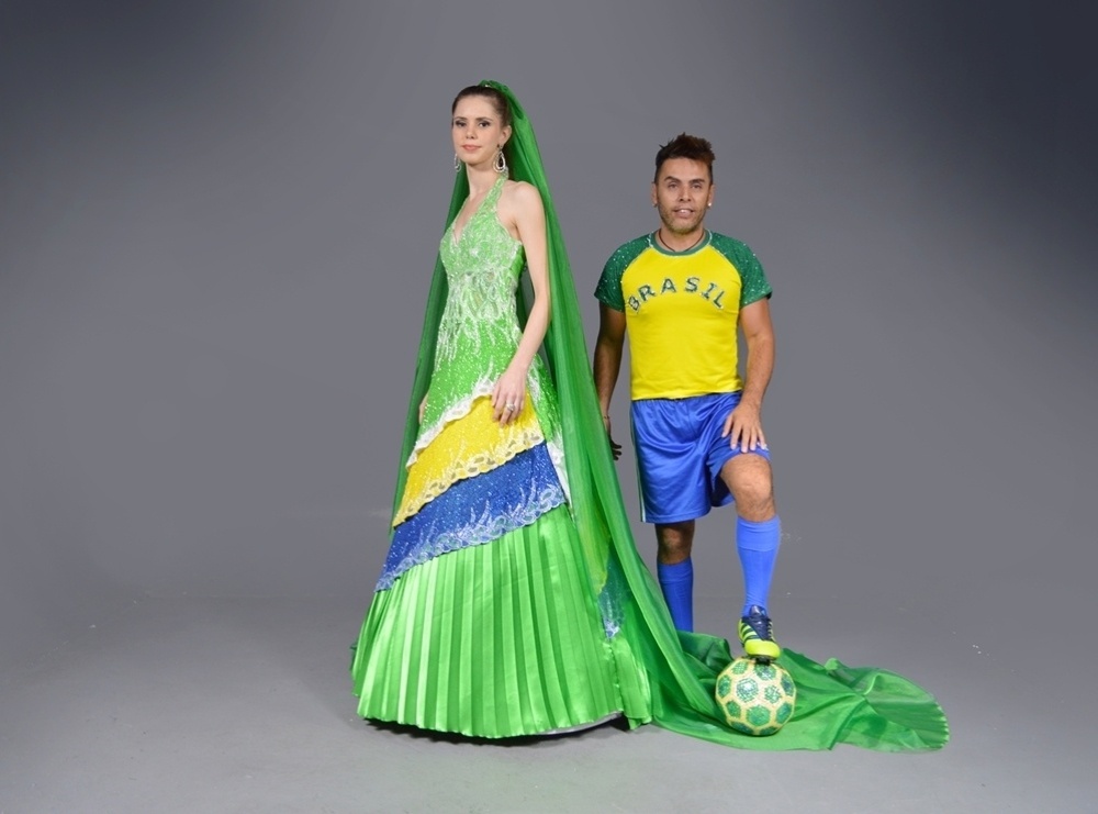 Vestido de noiva confeccionado pelo estilista Edson Eddel é inspirado na Copa do Mundo de 2014, que será realizada no Brasil. Segundo o estilista Eddel (foto acima), "uma noiva que opta por um vestido temático, como o da Copa do Mundo, precisa ter personalidade para enfrentar a surpresa geral" - Giovanne Casareggio/Divulgação