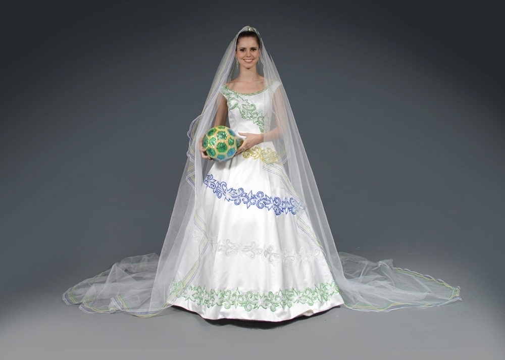 Vestido de noiva confeccionado pelo estilista Edson Eddel é inspirado na Copa do Mundo de 2014, que será realizada no Brasil. No entanto, também é possível encontrar trajes do tema mais discretos nesta coleção, apenas com detalhes em pedraria nas cores da bandeira do Brasil - Giovanne Casareggio/Divulgação