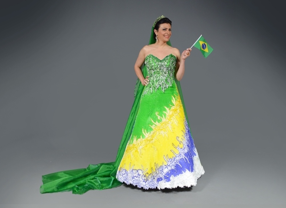 Vestido de noiva confeccionado pelo estilista Edson Eddel é inspirado na Copa do Mundo de 2014, que será realizada no Brasil. As peças levam bastante verde, azul e amarelo e até pequenos bordados em formato de bola, assim como bandeirinhas e estrelas - Giovanne Casareggio/Divulgação
