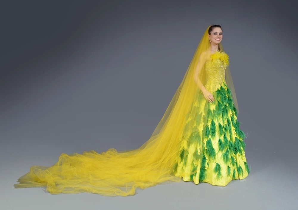 Vestido de noiva confeccionado pelo estilista Edson Eddel é inspirado na Copa do Mundo de 2014, que será realizada no Brasil. As peças levam bastante verde, azul e amarelo e até pequenos bordados em formato de bola, assim como bandeirinhas e estrelas - Giovanne Casareggio/Divulgação