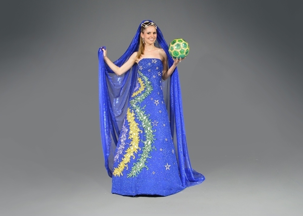Vestido de noiva confeccionado pelo estilista Edson Eddel é inspirado na Copa do Mundo de 2014, que será realizada no Brasil. As peças custam, em média, R$ 18 mil - Giovanne Casareggio/Divulgação