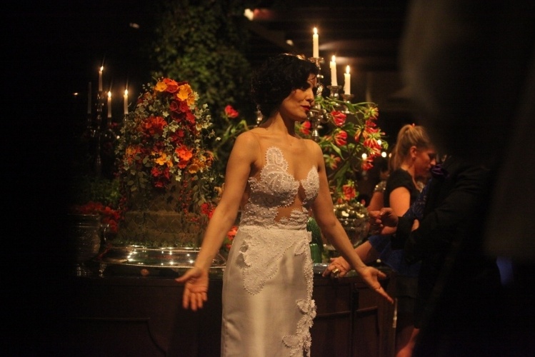 16.dez.2013 - A atriz Letícia Sabatella em seu casamento com Fernando Alves Pinto em São Paulo