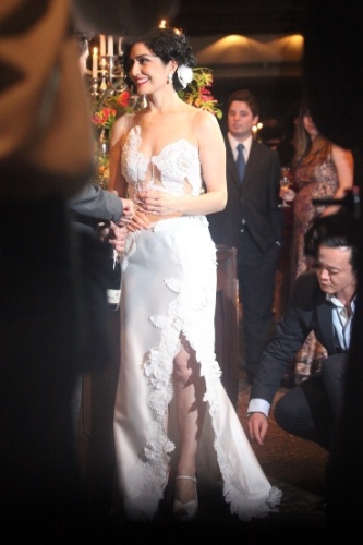 16.dez.2013 - A atriz Letícia Sabatella em seu casamento com Fernando Alves Pinto em São Paulo