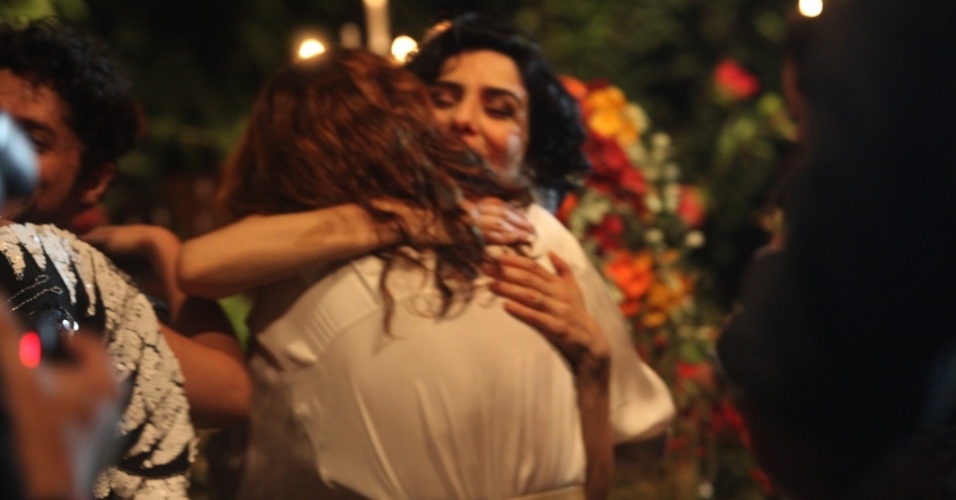 16.dez.2013 - A atriz Letícia Sabatella recebe o abraço de Camila Pitanga em seu casamento com Fernando Alves Pinto, em São Paulo