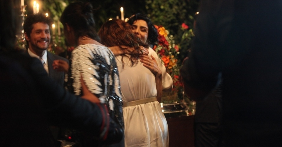 16.dez.2013 - A atriz Letícia Sabatella recebe o abraço de Camila Pitanga em seu casamento com Fernando Alves Pinto, em São Paulo