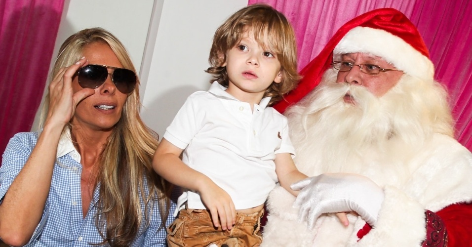 17.dez.2013 - Adriane Galisteu e o filho Vittorio posam ao lado de Papai Noel
