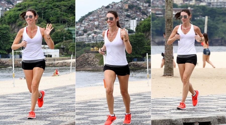 17.dez.2013 -  Glenda Kozlowski se exercitou pela orla de uma praia da zona sul do Rio. A apresentadora esportiva exibiu as pernas torneadas aos 39 anos