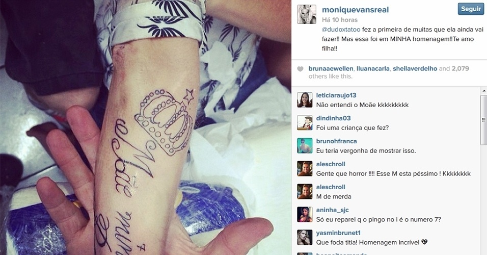 17.dez.2013 - Monique Evans mostra tatuagem que a filha Bárbara Evans fez em homenagem a ela. 