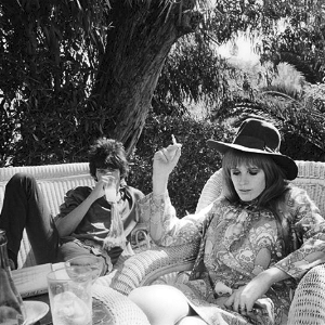 O mítico guitarrista dos Rolling Stones Keith Richards ao lado da cantora Marianne Faithfull - Reprodução