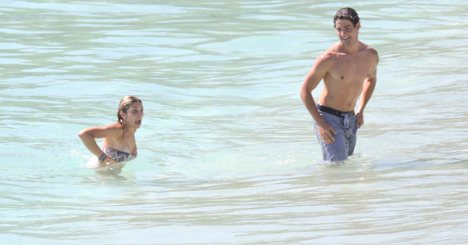 12.dez.2013 - Alexandre Pato se diverte em praia do Caribe com a namorada Sophia Mattar. O jogador de futebol apareceu publicamente com Sophia pela primeira vez em setembro deste ano