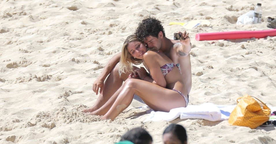 12.dez.2013 - Alexandre Pato troca carinhos com a namorada Sophia Mattar e tira selfie com ela enquanto os dois passam dia em praia do Caribe. O jogador de futebol apareceu publicamente com Sophia pela primeira vez em setembro deste ano