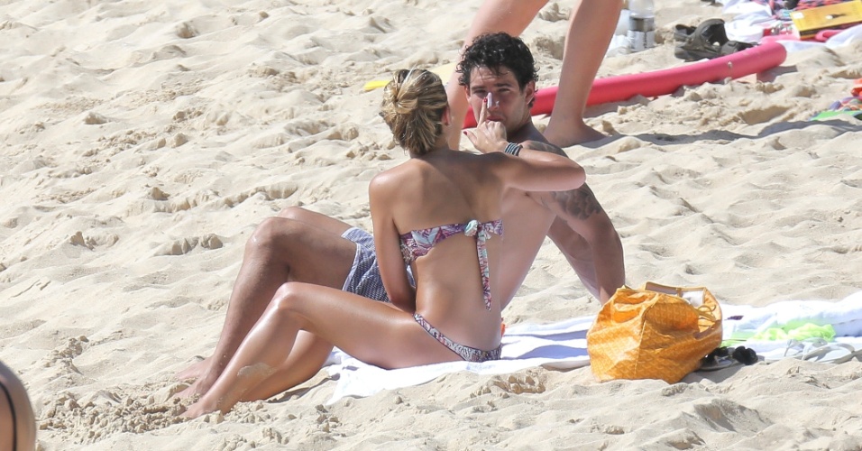 12.dez.2013 - Sophia Mattar, namorada de Alexandre Pato, passa protetor solar no nariz do jogador de futebol enquanto eles passam dia em praia do Caribe