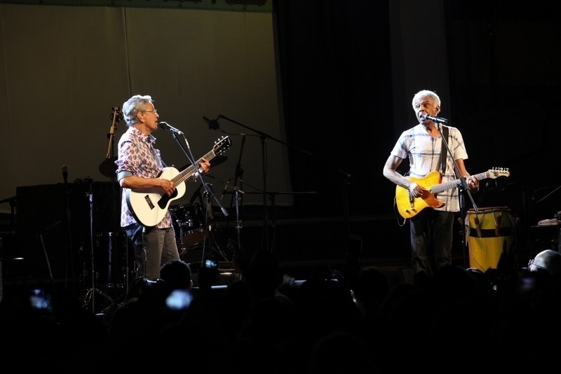 17.dez.2013 - Caetano Veloso e Gilberto Gil subiram ao palco logo após as apresentações da Orquestra Maré do Amanhã e do grupo Chorando à Toa, formado por jovens da Rocinha.  ?São 20 anos de solidariedade, sacrifício, mas também de muita realização. Parabéns, Viva Rio!?, disse Gil - Photo Rio News