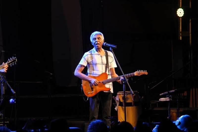 17.dez.2013 - Gilberto Gil e Caetano Veloso se apresentam na festa de comemoração dos 20 anos da ONG Viva Rio, no Rio de Janeiro - Photo Rio News