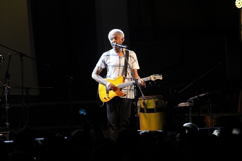 17.dez.2013 - O show reuniu sucessos de diversas fases dos músicos. Caetano escolheu ?Luz do Sol?, ?Tieta? e sua versão de ?Sozinho? (de Peninha), já Gil levantou a plateia com ?Andar com Fé?, ?A Paz? e ?Expresso 2222? - Photo Rio News