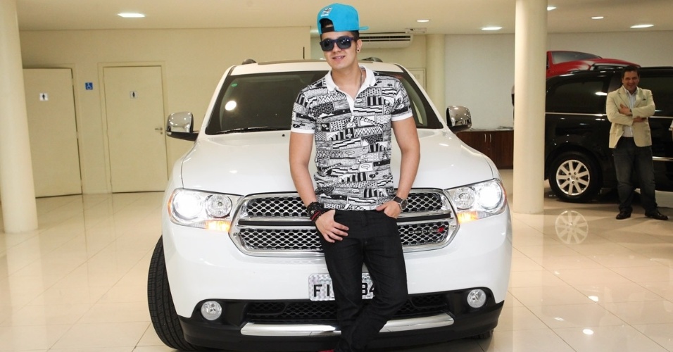 18.dez.2013- Luan Santana ganha carro avaliado em R$ 190 mil. Ele recebeu a chave do Dodge Durango em uma concessionária no Morumbi, São Paulo