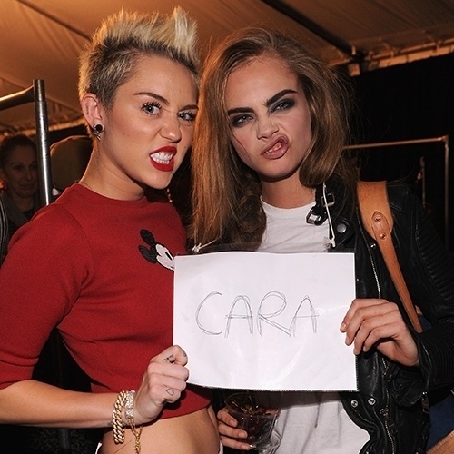 A top inglesa Cara Delevingne viu sua carreira decolar neste último ano, tornando-se um dos principais nomes entre as novas modelos e virando alvo até de papparazzi por onde passou. A personalidade brincalhona está sempre presente nas inúmeras caretas que faz para os fotógrafos, amigos ou mesmo longe das câmeras. Vote na sua favorita. Aqui, duplinha da top com Miley Cyrus, a artista mais polêmica de 2013. Com cara de "meu nome é Cara" - Getty Images