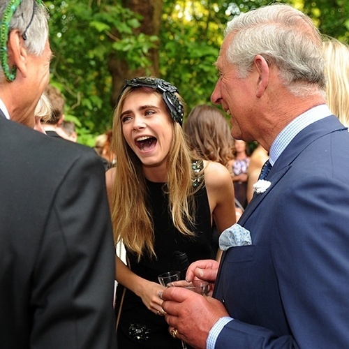 Eventos com a família real costumam ser sinônimo de discrição e protocolo, mas não para Cara Delevingne. Cara de "hahaha" - Getty Images