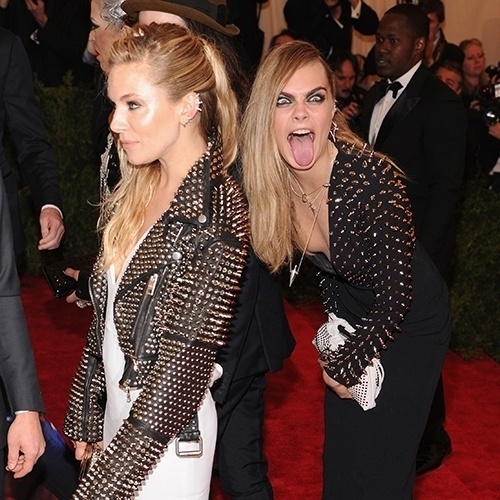 Nem os tapetes vermelhos estão livres das estripulias da modelo. Cara de "estou acabando com a sua foto" - Getty Images