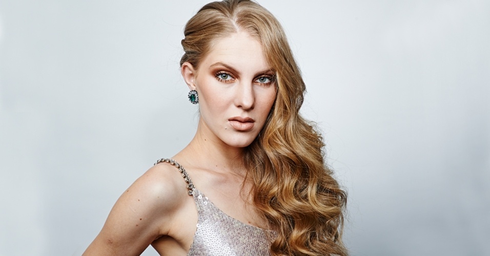 Tutorial: tranças, coques e ondas volumosas marcam os cabelos de Ano-Novo - Christian Parente/UOL