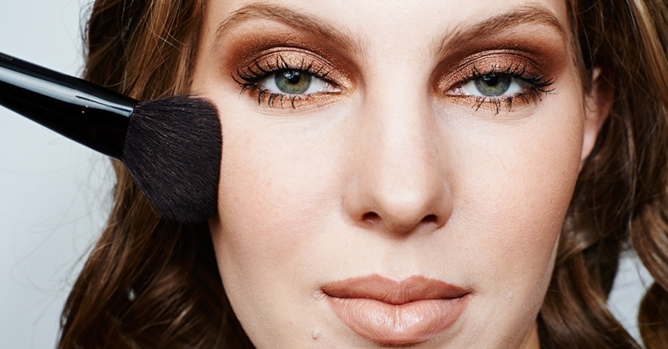 Tutorial: tranças, coques e ondas volumosas marcam os cabelos de Ano-Novo - Christian Parente/UOL