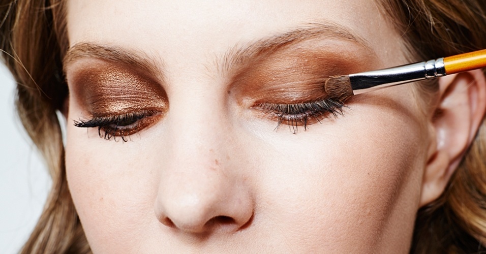 Tutorial: tranças, coques e ondas volumosas marcam os cabelos de Ano-Novo - Christian Parente/UOL