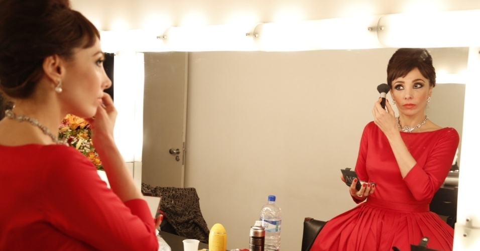 19.dez.2013 - Rita Elmôr interpreta Maria Callas na peça "Orgulhosa Demais, Frágil Demais"