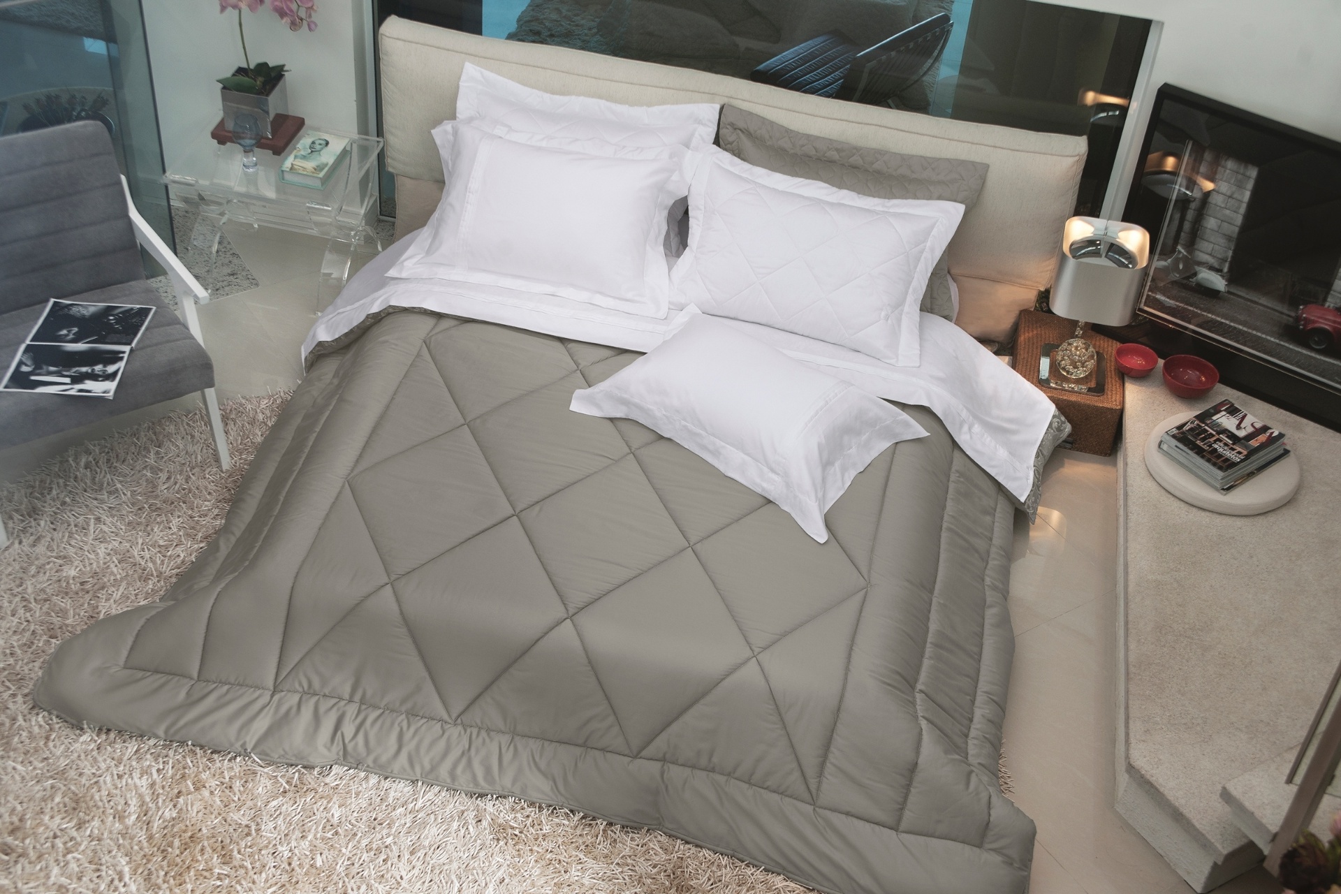 A roupa de cama da coleção Empório da Altenburg (www.altenburgstore.com.br) é fabricada em cetim de algodão 300 fios. Os preços sugeridos pela marca são: o edredom por R$ 345,90, kit colcha por R$ 434,90 e jogo de lençol a R$ 345,90 I Preços pesquisados em dezembro de 2013 e sujeitos a alterações - Divulgação