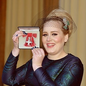 19.dez.2013 - Adele agora é Membro da Ordem do Império Britânico