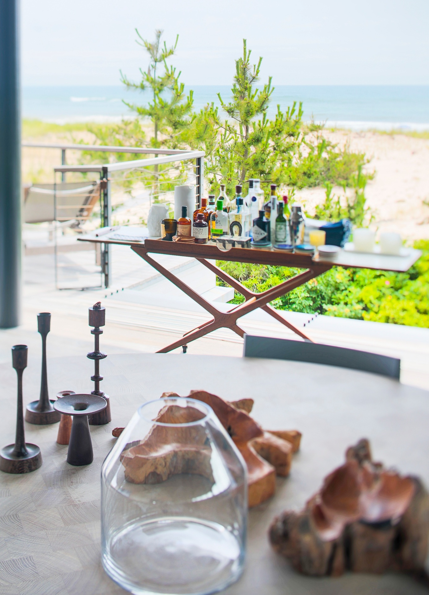 (Imagem do NYT, usar apenas no respectivo material) O carrinho de chá, com design "vintage" e italiano, sustenta um bar em uma das varandas - Eric Striffler/ The New York Times